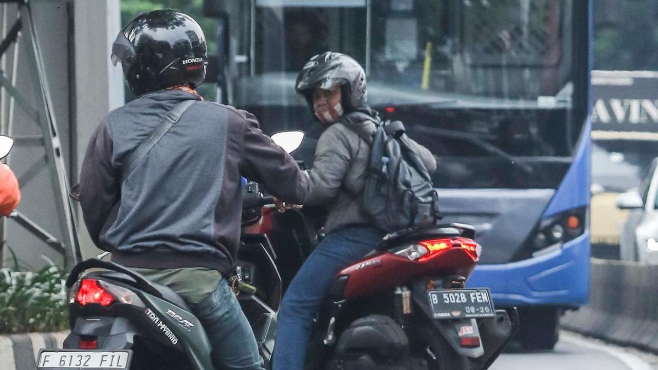 FOTO: Terobos Jalur TransJakarta, Pemotor Panik dan Nekat Lawan Arah Demi Hindari Polisi