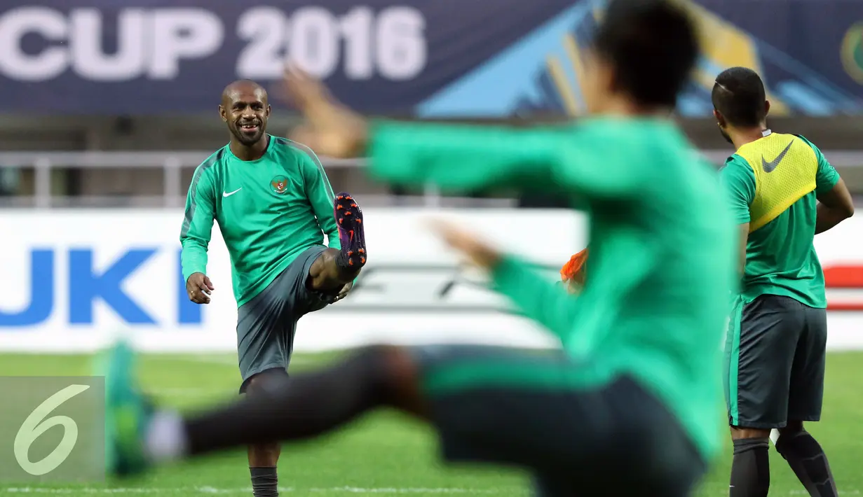 Pemain Timnas Indonesia, Boaz Salossa (kiri) melakukan pemanasan jelang latihan resmi final pertama Piala AFF 2016 di Stadion Pakansari, Bogor, Selasa (13/12). Indonesia akan menjamu Thailand, Rabu (14/12). (Liputan6.com/Helmi Fithriansyah)