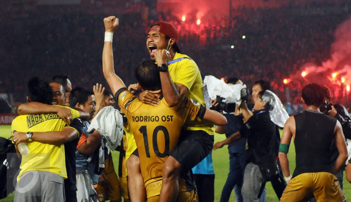 Suporter Mitra Kukar memeluk Rodrigo OST saat merayakan kemeangan atas Semen Padang di final Piala Jenderal Sudirman, Minggu (24/1/2016). Mitra Kukar unggul 2-1 atas Semen Padang. (Liputan6.com/Helmi Fithriansyah)