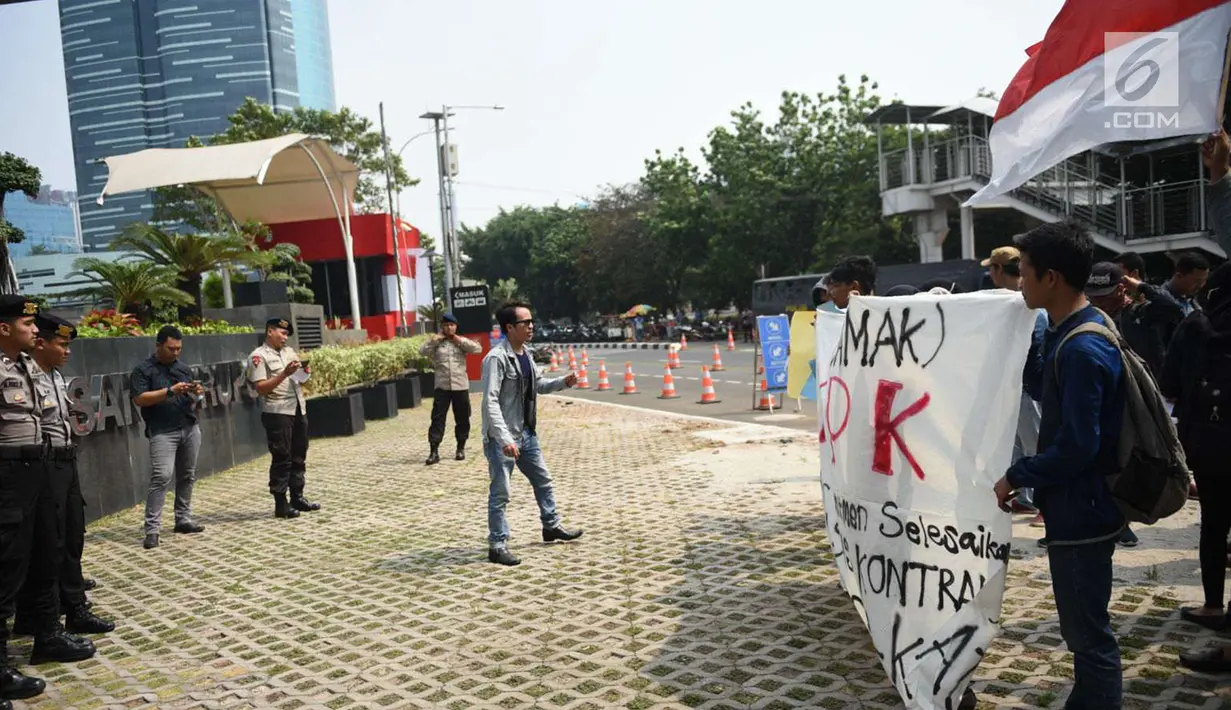 Mahasiswa yang tergabung dalam Jamak melakukan aksi unjuk rasa di KPK Jakarta, Rabu (3/10). Dalam aksinya Mereka menunut KPK segera memeriksa petinggi JICT-Koja dalam kerugian negara. (Liputan6.com/Angga Yuniar)