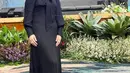Satu lagi yang terbaru, penampilan Mona Ratuliu di kajian Umi Pipik. Ia mengenakan all black outfit. [Foto: Instagram/monaratuliu]