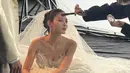 Dalam foto-foto tersebut, Kim Yoo-jung mengenakan gaun pengantin model strapless heart neck dengan siluet yang bervolume. [@you_r_love]