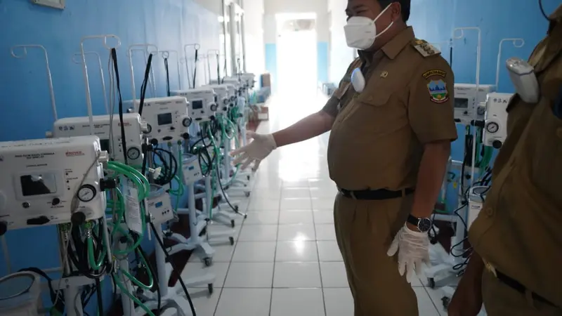 Bupati Garut Rudy Gunawan mengeceka sejumlah peralatan medis yang dipersiapkan untuk menghadapi ancaman outbreak atau lonjakan pasien Covid-19 setelah lebaran kali ini.