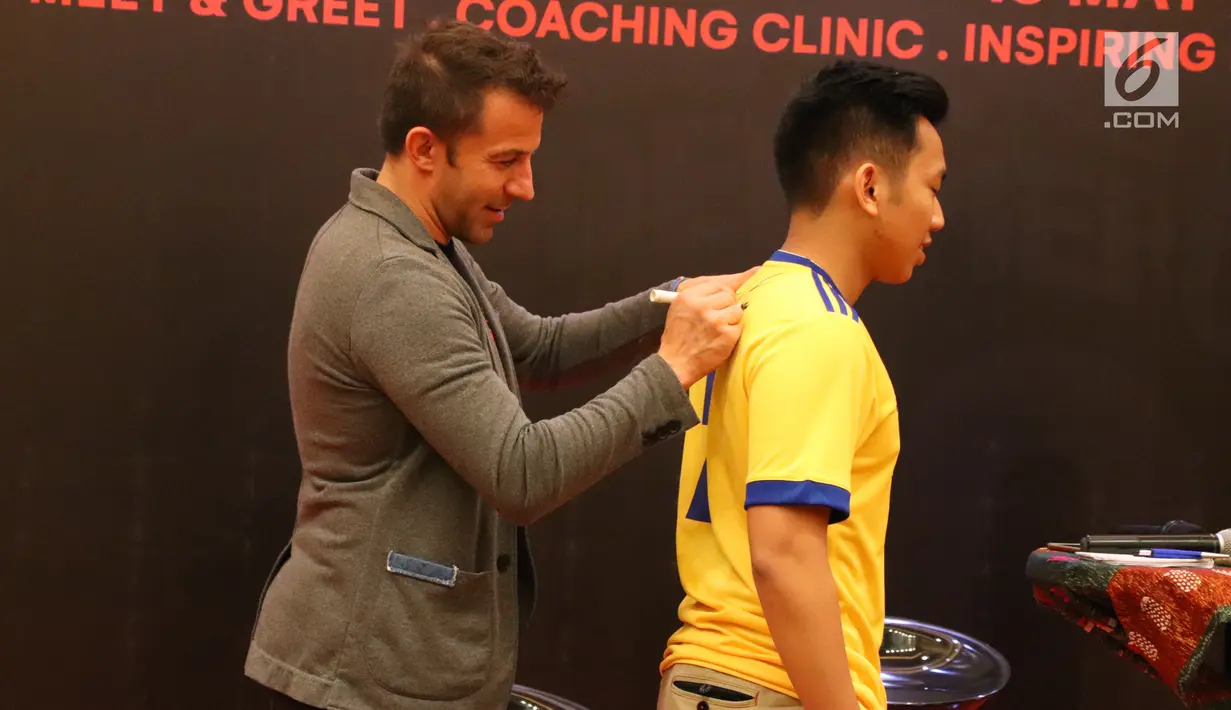 Legenda hidup sepak bola Italia, Alessandro Del Piero membubuhkan tanda tangan ke kasus fansnya saat coaching clinic di Medan, Sumatera Utara, Kamis (17/5). (Liputan6/comReza Efendi)