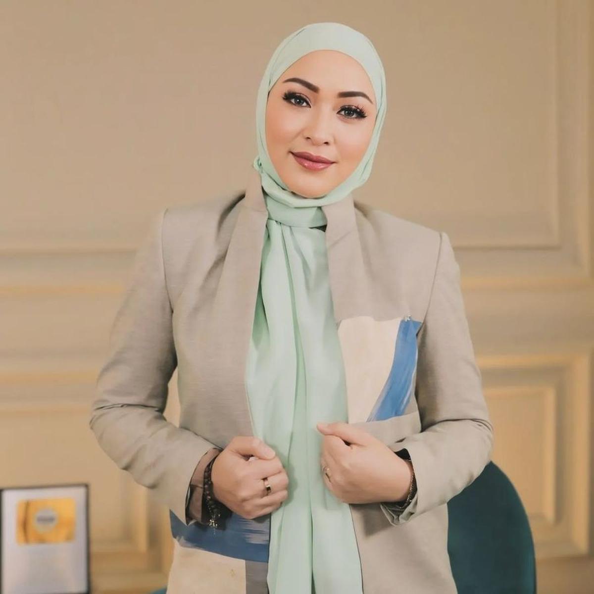 "Kayaknya lihat kondisi mamiku begini, terus Kiano kan juga dia masih, ya dia, transition to be a mature man, kan, akhirnya juga aku memutuskan, untuk tidak memberikan, angin surga lah, kepada pasangan-pasangan tersebut," lanjutnya.