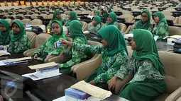 Sejumlah murid SD Al-Azhar Kebayoran Lama berselfie saat melakukan kunjungan ke kompleks Parlemen, Jakarta, Kamis (5/11/2015). Kunjungan ke Gedung DPR dalam rangka study tour dan pemahaman materi pelajaran tentang trias politica. (Liputan6/Johan Tallo)