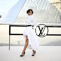 Intip penampilan Zendaya yang tampil bak pengantin di Paris Fashion Week 2026 (Photo by JULIEN DE ROSA / AFP)