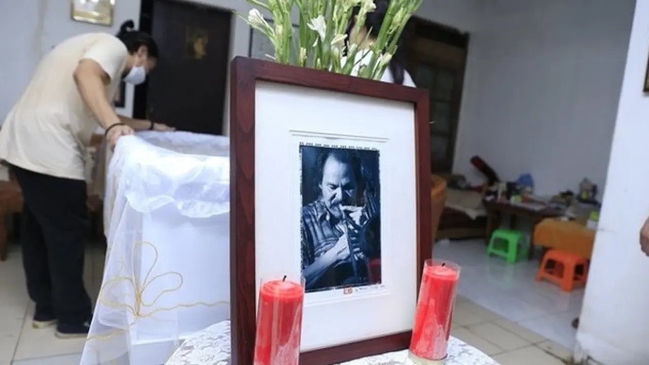 6 Potret Suasana Rumah Duka Benny Likumahuwa, Keluarga Tak Kuasa Menahan Tangis