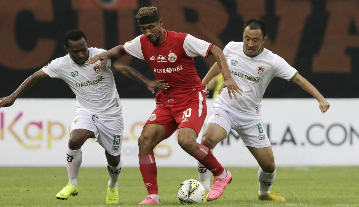 Gelandang Persija Jakarta, Bruno Matos, berusaha melewati gelandang Kalteng Putra, Ferinando Pahabol, pada laga perempat final Piala Presiden 2019 di Stadion Patriot, Bekasi, Kamis (28/3). Persija kalah adu penalti dari Kalteng. (Bola.com/Yoppy Renato)