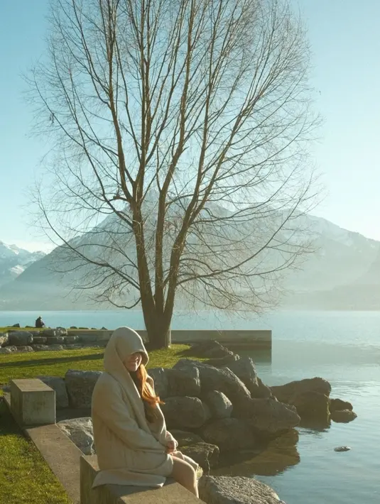 Saking kedinginanya, dia sempat menutupi hampir seluruh badannya agar merasa hangat