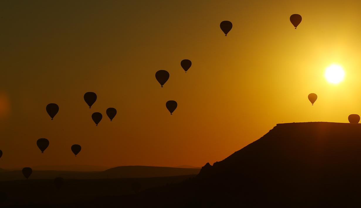Pemandangan saat balon udara melayang di langit Kapadokia, Turki, Selasa (7/8). Kapadokia memiliki sejumlah keajaiban alam, khususnya Cerobong Peri (Fairy Chimney). (AP Photo/Emrah Gurel)