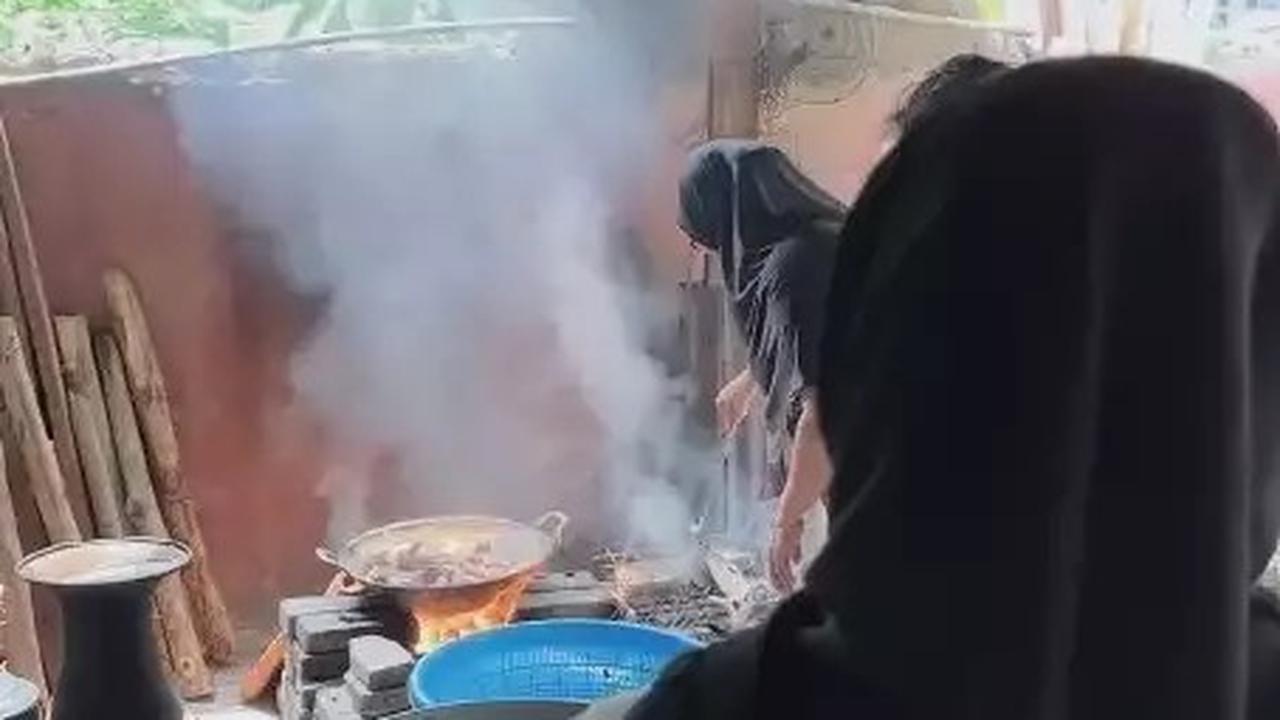 5 Potret Dapur di Rumah Masa Kecil Atta Halilintar, Sangat Sederhana Masak Masih Pakai Tungku dan Kayu Bakar