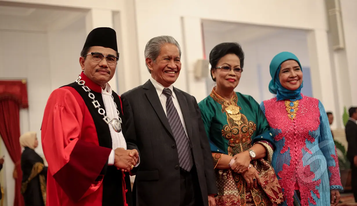 Manahan Malontige Pardamean Sitompul berpose bersama para undangan yang hadir usai pelantikan sebagai Hakim Konstitusi di Istana Negara, Jakarta, Selasa (28/4/2015). (Liputan6.com/ Faizal Fanani)