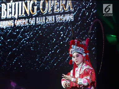 Seniman menghibur penonton pada pertunjukan Beijing Opera, di Avenue of The Star, Lippo Mall Kemang, Jakarta, Minggu (16/9). Pertunjukkan ini menghadirkan kolaborasi legenda Tiongkok dengan budaya Indonesia. (Liputan6.com/Fery Pradolo)