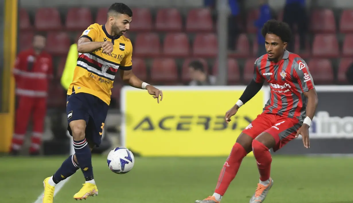 Gelandang Sampdoria Mehdi Leris berebut bola dengan bek Cremonese Emanuel Aiwu pada pekan ke-11 ajang Serie A di Giovanni Zini Stadium, Senin (24/10/2022). Pertandingan ini diwarnai dengan 3 kartu kuning untuk Cremonese dan 5 untuk tim penyerang Sampdoria. (Claudio Grassi/LaPresse via AP)
