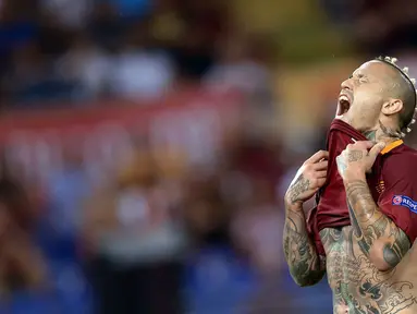 Ekspresi Radja Nainggolan  saat timnya kalah dari FC Porto dengan agregat 1-4 pada leg 2 babak play off Liga Champions  di Olympic Stadium, Rome (24/8/2016) dini hari WIB. (AFP/Filippo Monteforte)