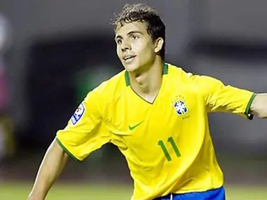 Striker Brasil, Nilmar merayakan hat-trick ketika Brasil menang 4-2 atas Chile dalam lanjutan kualifikasi PD 2010 di Stadion Pituacu, Salvador de Bahia, pada 9 September 2009. AFP PHOTO/ANTONIO SCORZA