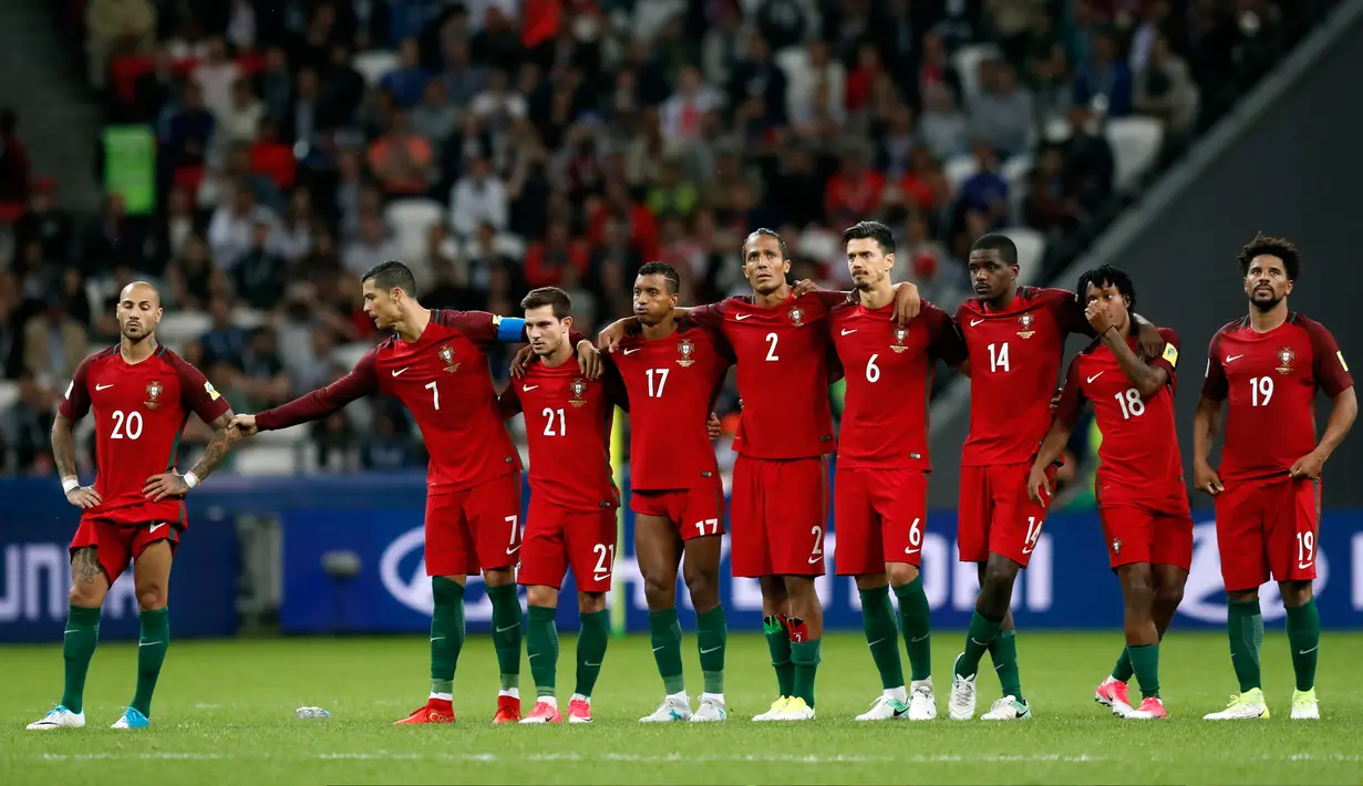 Ekspresi pemain Portugal usai tendangan penalti gelandang Ricardo Quaresma gagal pada semifinal Piala Konfederasi 2017 di Arena Kazan, Rusia, (28/6). Chile mengalahkan Portugal 3-0 lewat adu penalti. (AP Photo / Pavel Golovkin)