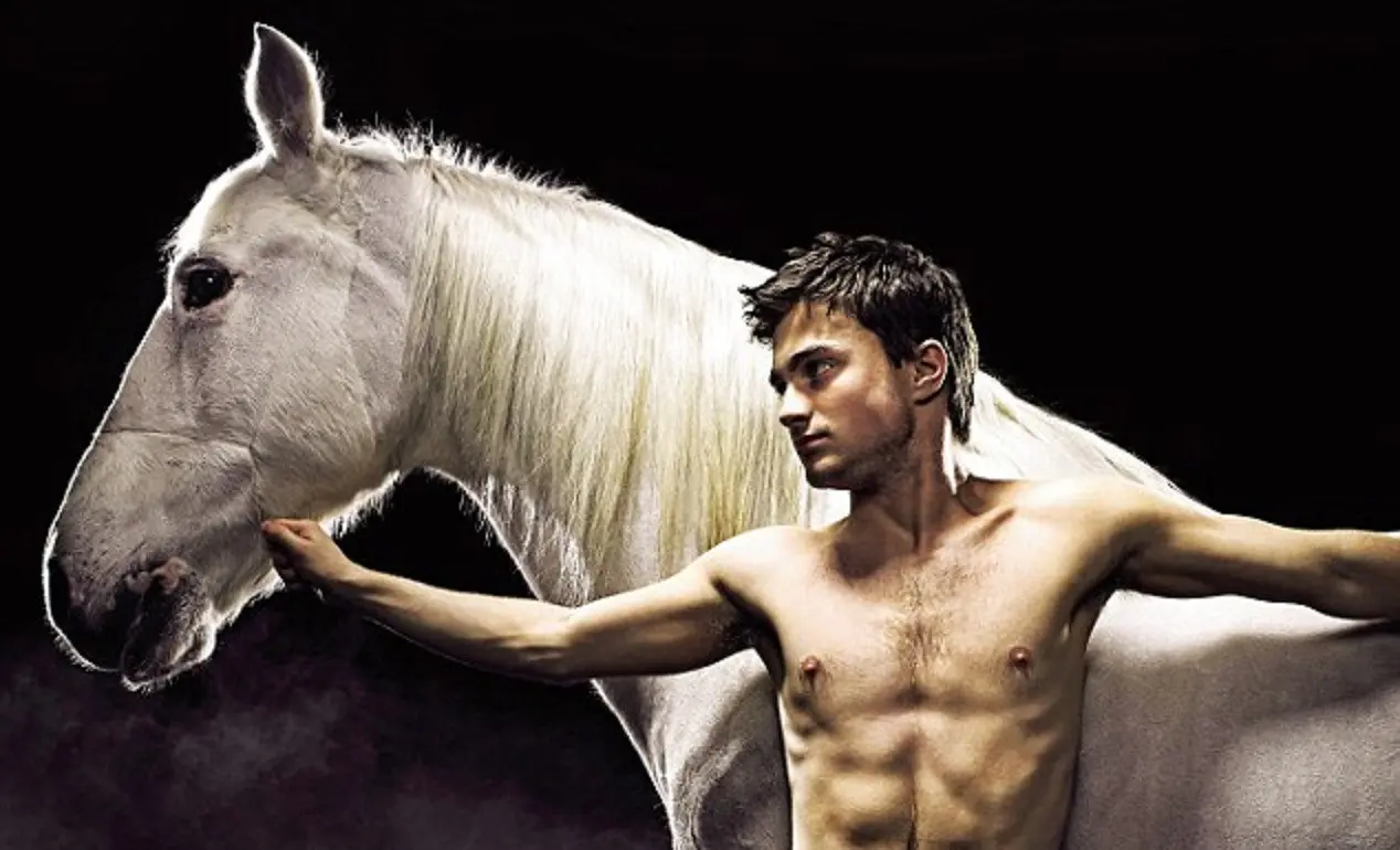 Daniel Radcliffe dalam pertunjukan teater Equus (Pinterest)
