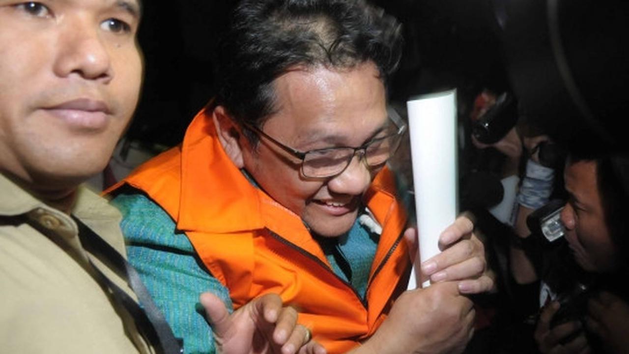 Raut malu 3 tersangka suap Bank Banten pakai rompi tahanan KPK