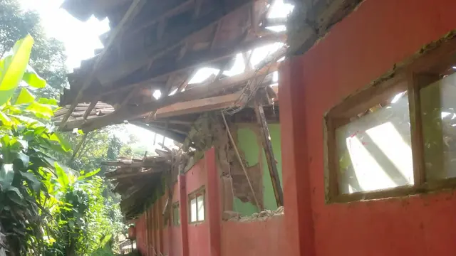 Siswa SDN Ciganas Sukabumi Terpaksa Ujian di Mushola Usai Atap Kelas Roboh Total