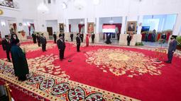 Presiden Joko Widodo (kanan) melantik enam menteri baru Kabinet Indonesia Maju di Istana Negara, Jakarta, Rabu (23/12/2020). Pelantikan tetap menerapkan protokol kesehatan. (Foto: Muchlis Jr - Biro Pers Sekretariat Presiden)