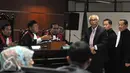 Terdakwa OC Kaligis saat menghadiri sidang dengan agenda pembacaan dakwaan di Pengadilan Tipikor, Jakarta, Senin (31/8/2015). JPU KPK mendakwa OC Kaligis dengan dugaan memberikan uang tunai senilai 27 ribu USD dan 5 ribu SGD.(Liputan6.com/Herman Zakharia)