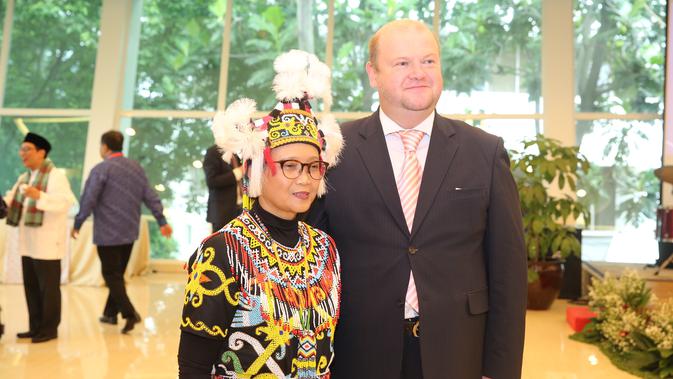 Menlu Retno Marsudi berfoto bersama dengan perwakilan negara sahabat. (Foto: Kemlu RI)