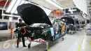 Pekerja tengah merakit mobil BMW jenis All New 730 Li di Jakarta, Rabu (30/11). Perakitan mobil tersebut didukung oleh para ahli manufaktur dari Jerman. (Liputan6.com/Angga Yuniar)