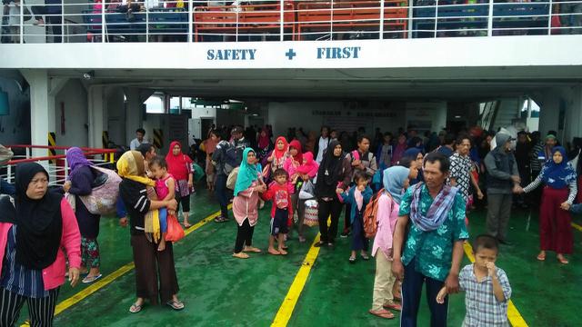 ASDP evakuasi warga Pulau Sebesi