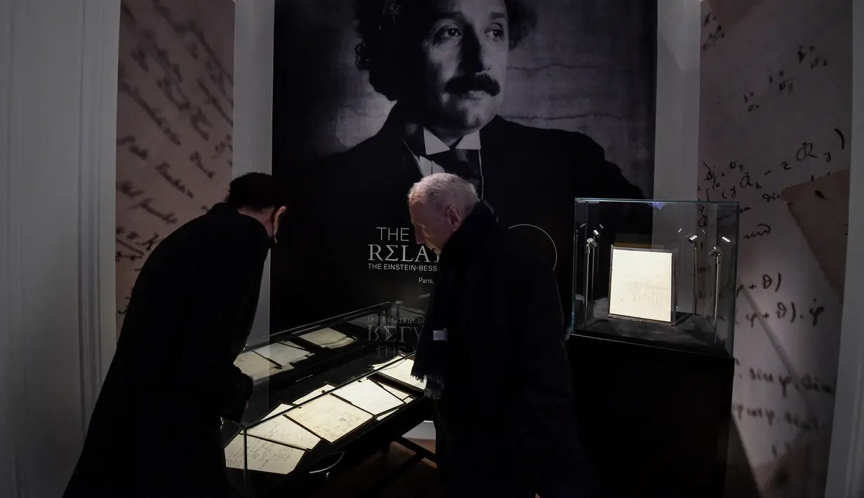 Naskah persiapan teori relativitas umum Albert Einstein ditampilkan saat presentasi sehari sebelum dilelang di Rumah Lelang Christie, Paris, Prancis, 22 November 2021. Menurut pihak rumah lelang, ini adalah manuskrip Einstein paling berharga yang pernah dilelang. (Alain JOCARD/AFP)