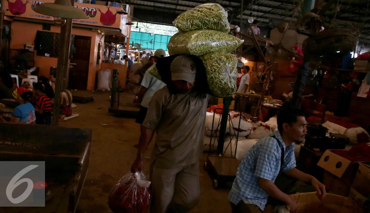 Aktivitas buruh angkut di kawasan Pasar Induk Kramat Jati, Jakarta, Sabtu (14/01). Rata-rata mereka mendapatkan upah Rp 30.000 - Rp 50.000 ribu dari setiap jasa pengantaran. (Liputan6.com/JohanTallo)