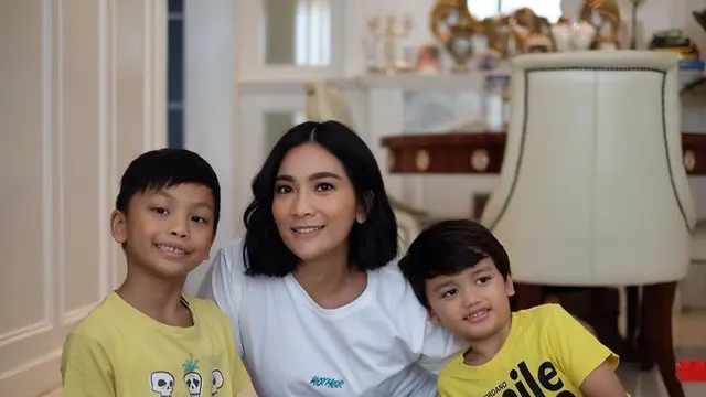 Potret 6 Anggota Girls Squad Saat Asuh Anak