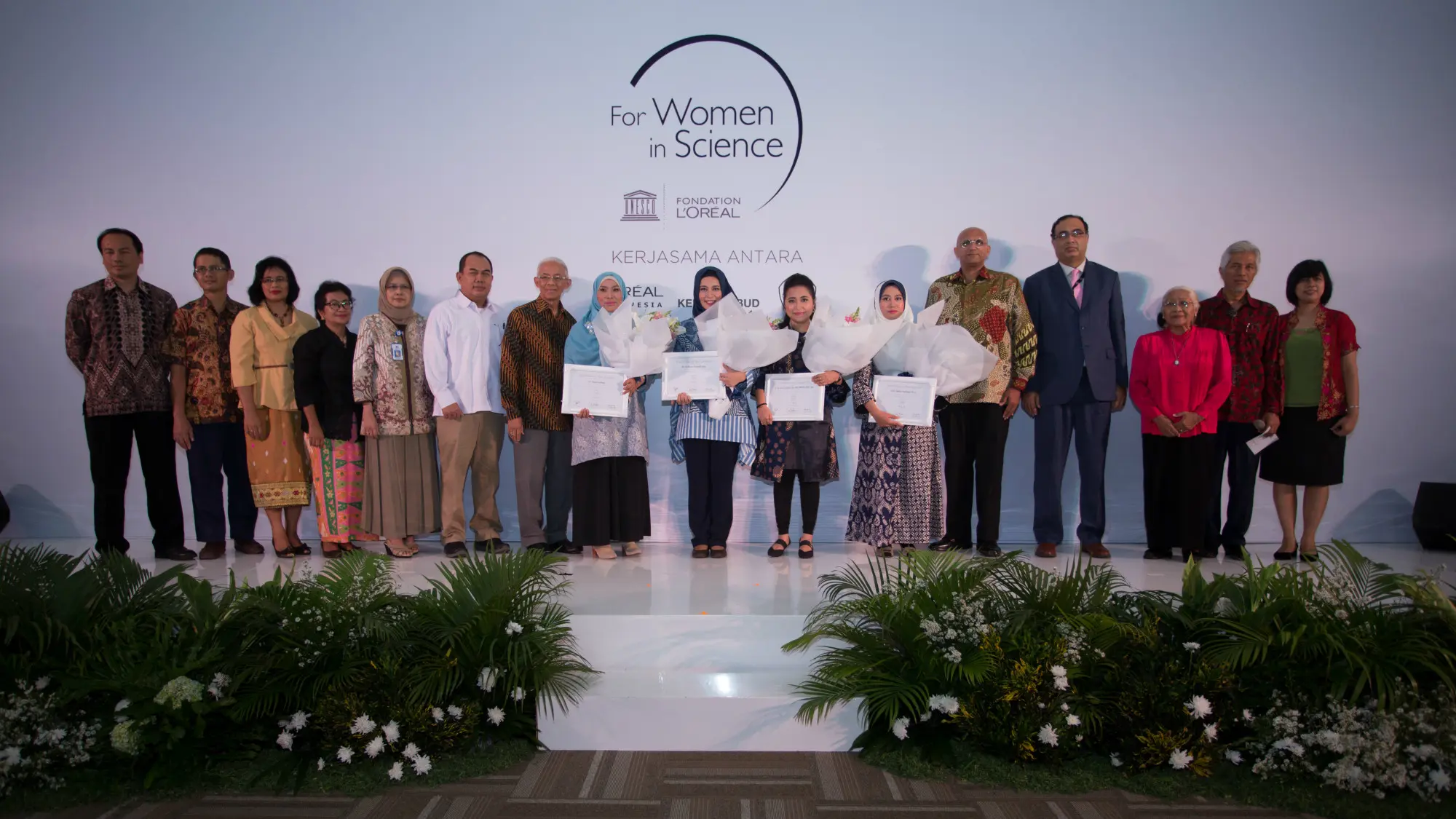 Para pemenang L'Oréal-UNESCO For Women in Science 2017 beserta para dewan juri (L'Oréal Indonesia)