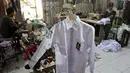 Pekerja menyelesaikan produksi seragam sekolah di rumah ronveksi Fia Busana Sawangan Depok, Jawa Barat, Rabu (08/07/2026). (KLY/ Arie Basuki)