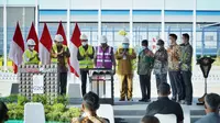 Presiden RI Joko Widodo dalam acara Peninjauan Pabrik Ferronickel dan Stainless Steel serta Peresmian PT Gunbuster Nickel Industry di Kabupaten Konawe, Sulawesi Tenggara, Senin (27/12/2021). (Dok ekon.go.id)