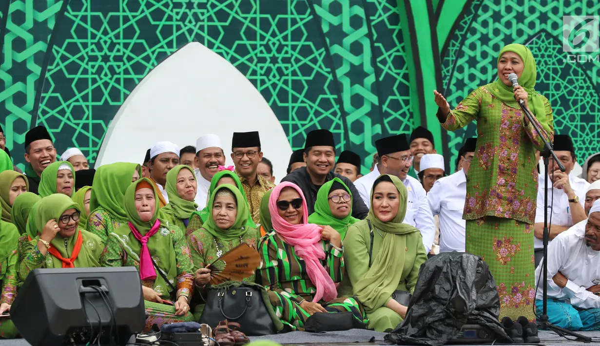Ketua Umum PP Muslimat NU Khofifah Indar Parawansa memberi sambutan dalam Harlah ke-73 Muslimat NU di SUGBK, Jakarta, Minggu (27/1). Khofifah mengatakan kader yang hadir datang dari berbagai daerah luar Ibu Kota. (Liputan6.com/Johan Tallo)