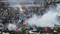 Polisi Hong Kong menembakkan gas air mata ke arah puluhan ribu demonstran. (Reuters)