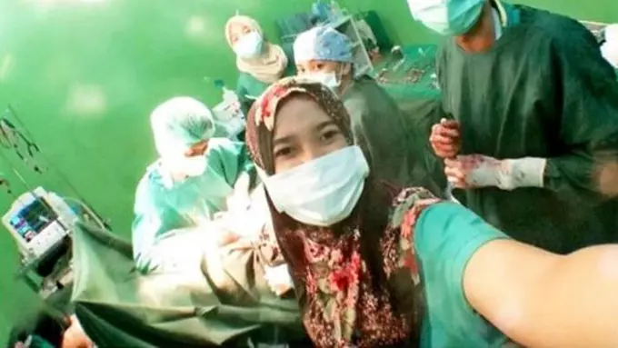 Lagi, Tenaga Medis Ber-Selfie Ria di Ruang Operasi