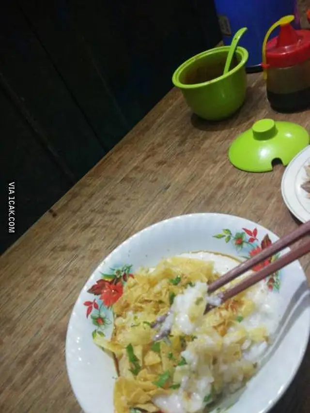 6 Cara Makan Pakai Sumpit Ini Kelewat Nyeleneh, Kocak