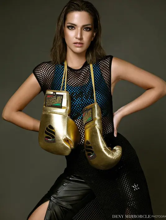 Foto lainnya memperlihatkan Nia yang tampil glamor dalam balutan outfit Balenciaga. (Instagram/ramadhaniabakrie/denymirrorcle).