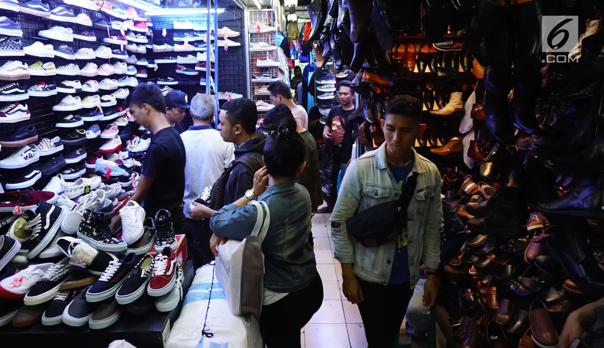 Pengunjung mencari sepatu di pusat perbelanjaan, Jakarta, Selasa (3/7). Asosiasi Persepatuan Indonesia (Asprisindo) meyakini pertumbuhan industri alas kaki lebih baik tahun ini yang didorong oleh realisasi beberapa pabrik baru. (Liputan6.com/Angga Yuniar)