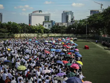 Ratusan Kelompok Penyelenggara Pemungutan Suara (KPPS) se- Kecamatan Palmerah untuk Pemilu 2024 mengikuti acara pelantikan di Palmerah, Jakarta Barat, Kamis (25/1/2024). Komisi Pemilihan Umum (KPU) Jakarta Barat menyiapkan 50.183 Petugas KPPS untuk Pemilu 2024 yang akan digelar pada 14 Februari 2024. (Liputan6.com/Angga Yuniar)