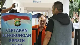 Tersangka Tio Pakusadewo digiring polisi jelang jumpa pers terkait kepemilikan narkoba jenis sabu di Dit Narkoba Polda Metro Jaya, Jakarta, Jumat (22/12). Polisi menangkap Tio Pakusadewo pada 20 Desember 2017. (Liputan6.com/Herman Zakharia)