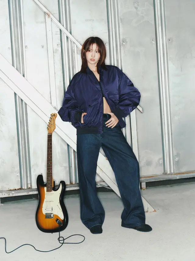 MOMO TWICE Tampilkan Sisi Sporty dan Stylish dalam DENIVITA [Dok/Onitsuka Tiger]