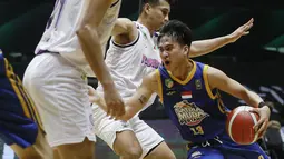 Pebasket Satria Muda Pertamina, Arief Setiawan (kanan), berusaha melewati pebasket Rans PIK Basketball pada laga IBL 2022 di Hall Basket GBK, Jakarta, Rabu (19/01/2022). Satria Muda menang dengan skor 64-32. (Bola.com/M Iqbal Ichsan)