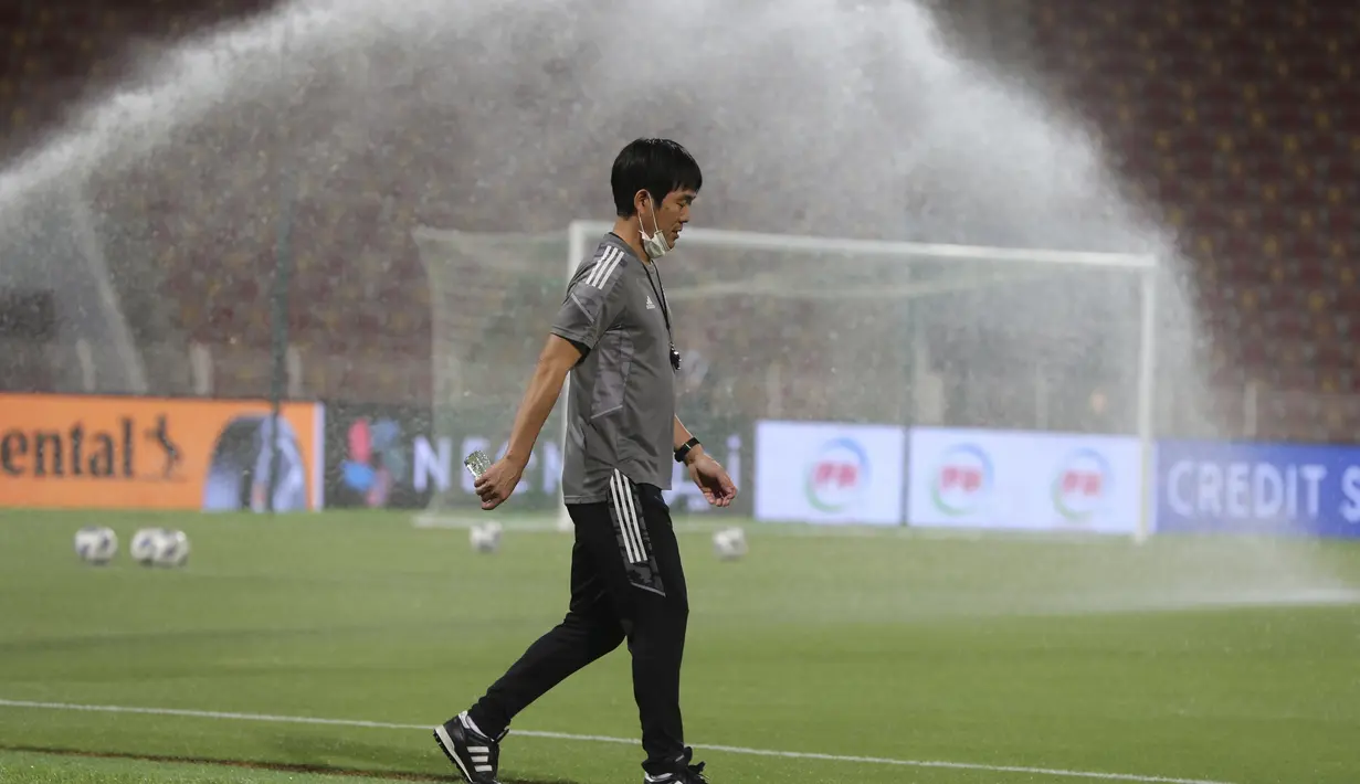 Pelatih Jepang Hajime Moriyasu berjalan di lapangan saat sesi latihan di Muscat, Oman, Senin (15/11/2021). Kedua tim saat ini masih bersaing ketat di papan tengah klasemen Kualifikasi zona Asia Grup B. (AP Photo/Kamran Jebreili)