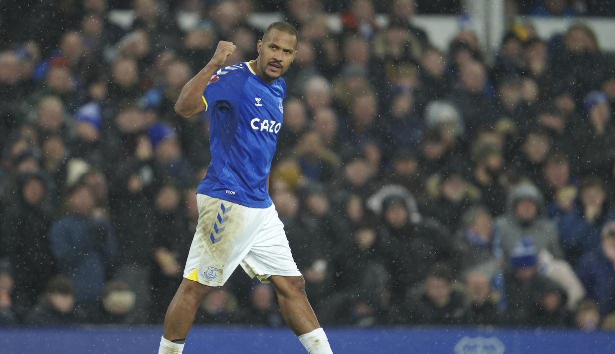Penyerang Everton, Salomon Rondon berselebrasi usai mencetak gol ke gawang Boreham Wood pada putaran kelima Piala FA Inggris di Goodison Park di Liverpool, Inggris, Jumat (4/3/2022). Rondon mencetak dua gol dan mengantar Everton menang atas Boreham Wood 2-0. (AP Photo/Jon Super)