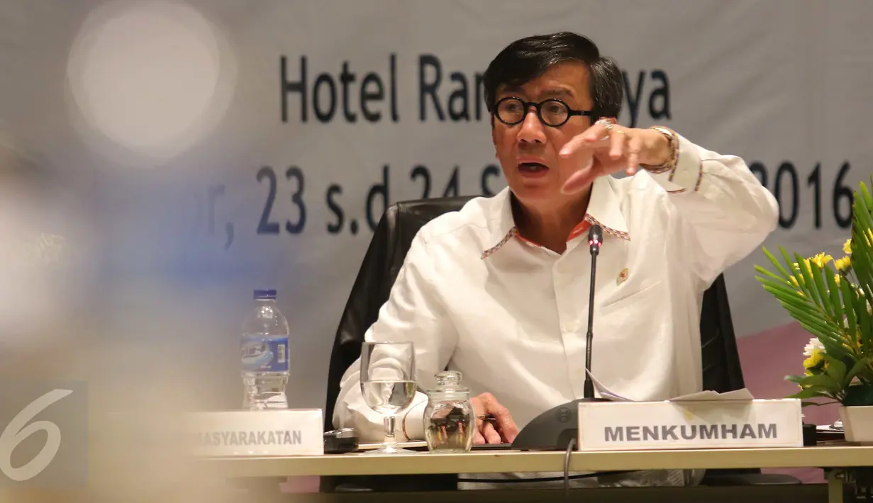Menteri Hukum dan HAM Yasonna Laoly saat rapat koordinasi di Bogor, Jawa Barat, Jumat (23/9) malam. Rakor membahas pembuatan cetak biru pembangunan hukum Indonesia di bidang penegakan hukum dan rancangan peraturan pemerintah (Liputan6.com/Angga Yuniar)