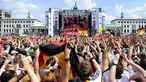Tim nasional Jerman mendapat sambutan meriah dari para pendukungnya setibanya di Jerman setelah sukses menjuarai Piala Dunia 2014.